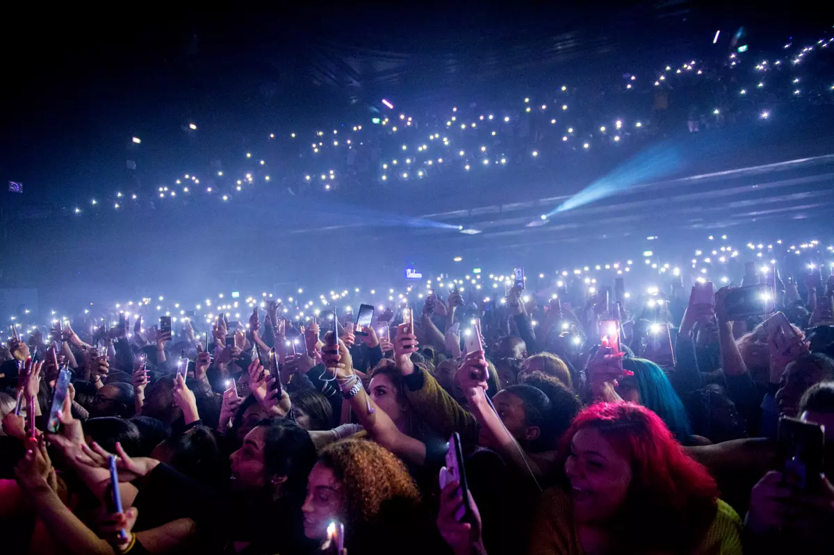Mitski concert flooded with phone usage